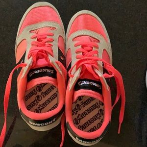 Saucing women’s size 8 tennis shoes